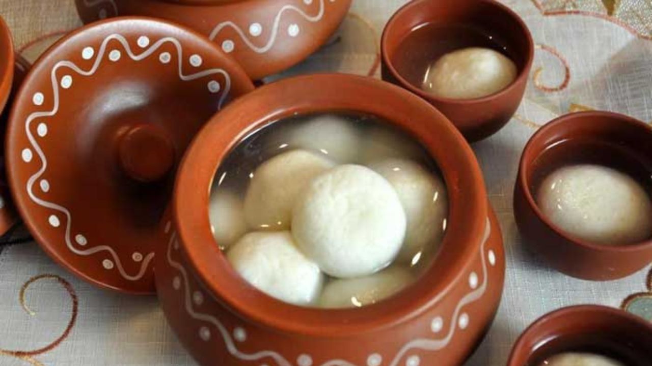 সব দেশেই একটি নির্দিষ্ট আচার-বিধি রয়েছে। বিশ্বের সব দেশেই ক্যালেন্ডার অনুযায়ী বছরের প্রথম দিনটি অত্যন্ত গুরুত্বের সঙ্গে পালন করা হয়। বাঙালিদের মধ্যেও রয়েছে সেই বিশেষ দিন। সেই উজ্জ্বল উত্‍সবের নাম হল নববর্ষ। বঙ্গাব্দের প্রথম দিনটি বাংলা মতে নববর্ষ পালন করা হয়।