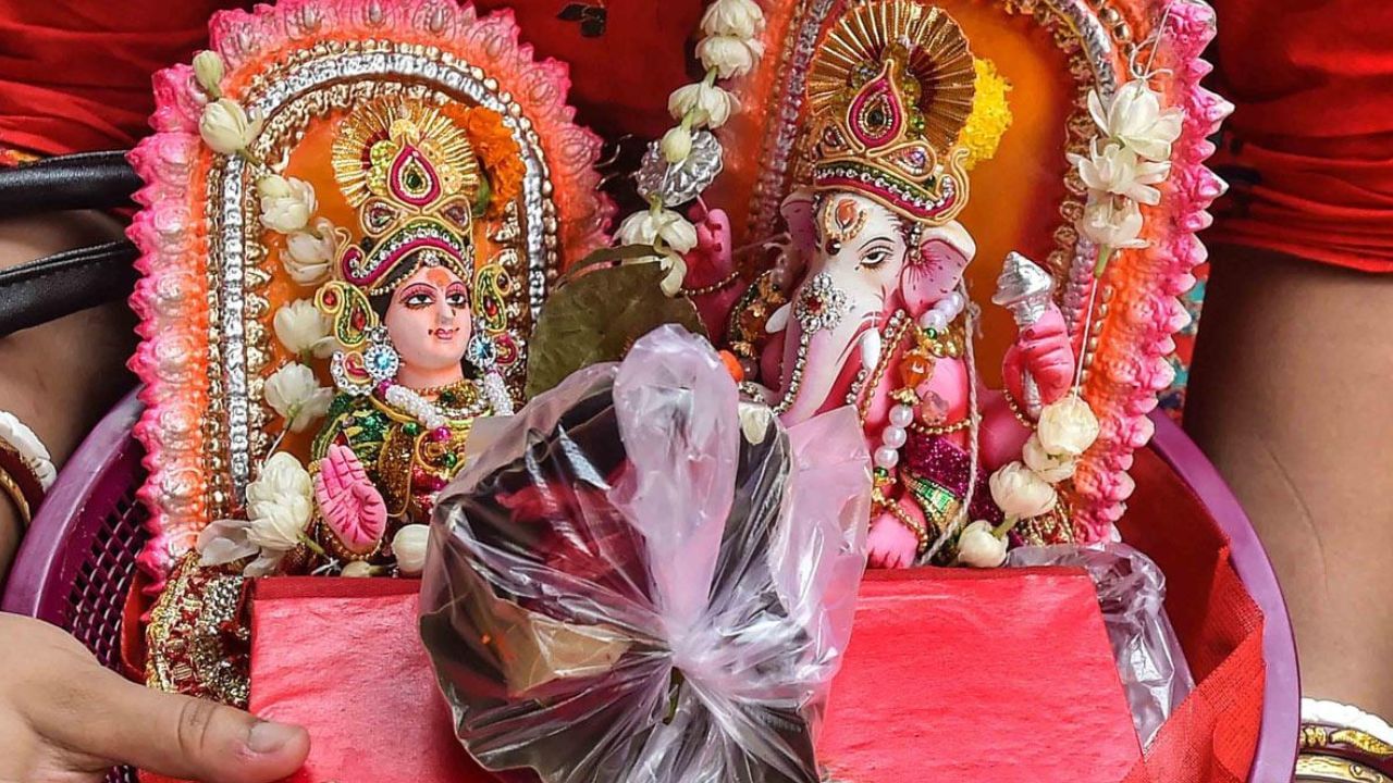 সৌর পঞ্জিকা অনুসারে বাংলা বারো মাস অনেক কাল আগে থেকেই পালিত হয়ে আসছে। পয়লা বৈশাখ সাধারণত একটি ঋতুকালীন উৎসব হিসেবে পালিত হয়। এর কারণ হল কৃষিকাজ।  সারাবছর ফসল যাতে ভালোভাবে ফলন হয়, তার জন্য এই দিনটি আরও গুরুত্ব পেয়ে থাকে। গ্রীষ্মের প্রখর তাপে বৃষ্টির সম্ভাবনা বৃদ্ধির অন্য নাম হল এই নববর্ষ।