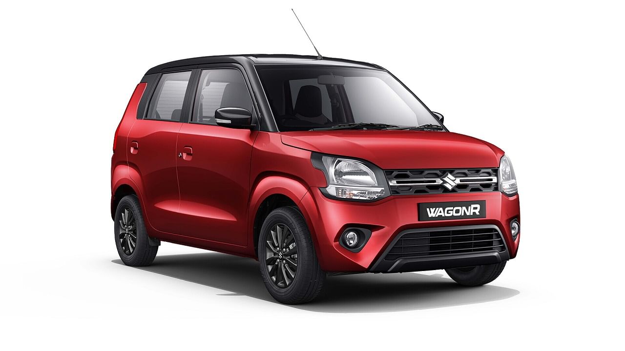 Maruti Suzuki WagonR:  এই গাড়িটি বছরের পর বছর ধরে জনপ্রিয় হয়ে উঠেছে। গাড়ির S-CNG ভ্যারিয়েন্টটিতে অনেক ফিচার দেওয়া হয়েছে। WagonR ভারতের সেরা বিক্রিত গাড়িগুলির মধ্যে একটি। WagonR-এ একটি 1.0 L K-Series ইঞ্জিন রয়েছে, যা 55.92 bhp এবং 82.1 Nm টর্ক উৎপন্ন করে। এছাড়া এই CNG-তে 35.05 km/kg-এর জ্বালানি ইকোনমি রয়েছে। এর প্রারম্ভিক এক্স-শোরুম মূল্য 6.43 লক্ষ টাকা।