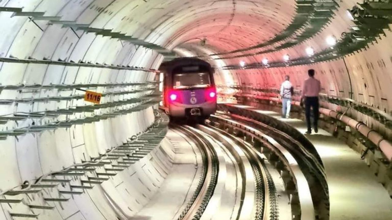 Kolkata Metro: প্রথমবার গঙ্গার নীচ দিয়ে টানেল পেরোল মেট্রো রেক, এসপ্লানেড-হাওড়া ময়দান সংযোগের প্রহর গোনা শুরু