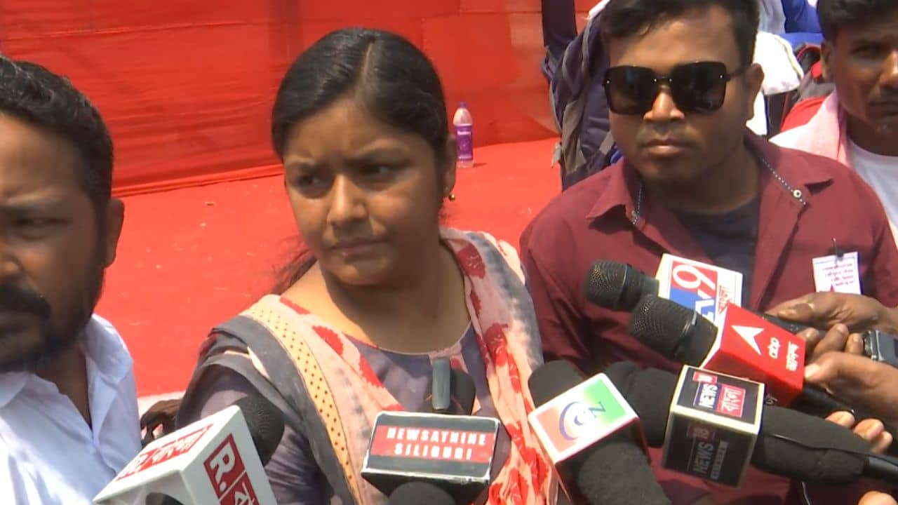 Agitation: DYFIর উত্তরকন্যা অভিযান ঘিরে ধুন্ধুমার, পুলিশ আটকাতেই রাস্তায় বসে পড়লেন মীনাক্ষীরা