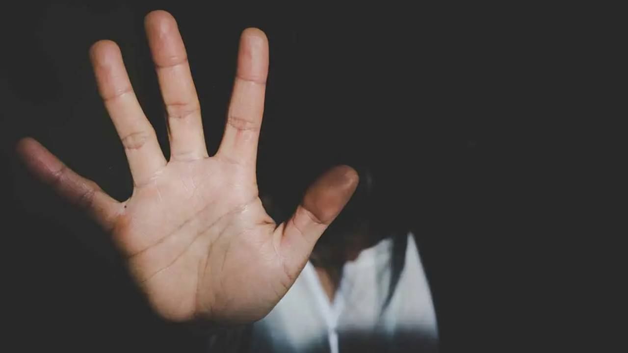 Physical harassment: মোবাইলের প্রলোভন দেখিয়ে ঘরে ডেকে নাবালিকার যৌন হেনস্থার অভিযোগ নিউটাউনে