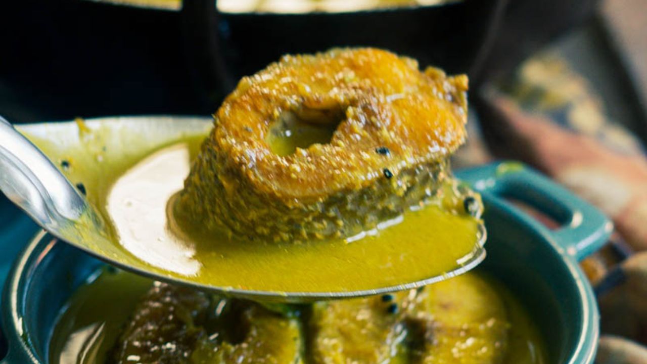 তবে আমের এই সব পদ খেয়ে-খেয়ে যদি মুখে অরুচি হয় তবে মুখের স্বাদ ফেরাতে বানিয়ে ফেলুন আম-শোল। কীভাবে বানাবেন জেনে নিন...