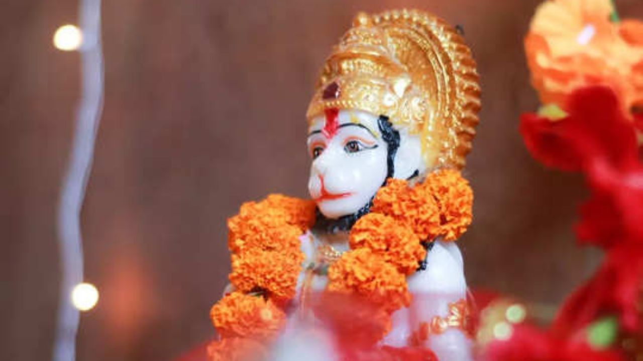 কথিত আছে যে এই বিশেষ দিনে ভক্তরা বেশ কিছু বিশেষ ব্যবস্থা গ্রহণ করে থাকলে সেই ব্যক্তির উপর বজরঙ্গবলীর আশীর্বাদ বর্ষিত হয়। এ বছর হনুমান জয়ন্তী পালিত হবে ৬ এপ্রিল, বৃহস্পতিবার। 