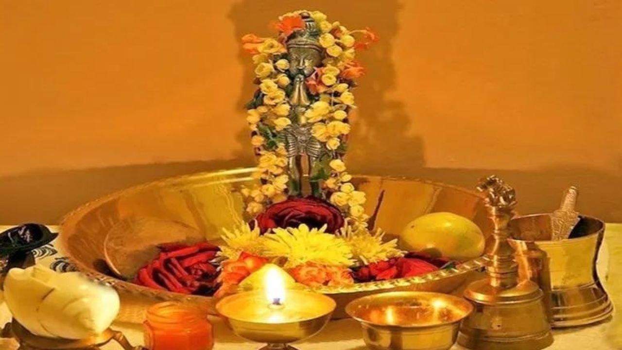 জ্যোতিষ শাস্ত্র অনুসারে, যদি কোনও ব্যক্তি সমস্ত আচার-অনুষ্ঠান মেনে এদিনে হনুমানজির পূজা করেন, তাহলে হনুমানজি সেই ব্যক্তির জীবন থেকে সমস্ত ঝামেলা দূর করে দেন। এইভাবে ব্যক্তি কেবল হনুমানজির আশীর্বাদই পায় না বরং তার সমস্ত দুঃখ-কষ্ট থেকে মুক্তিও পায়। 