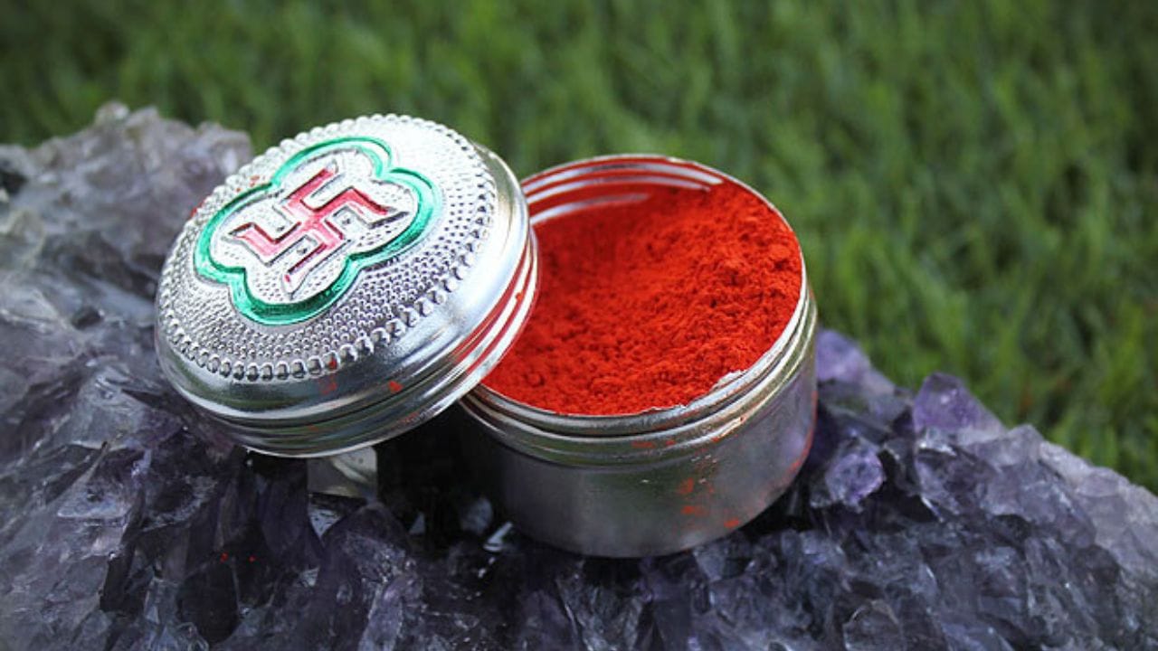 এদিনের জন্য বেশ কিছু জ্যোতিষশাস্ত্রীয় ব্যবস্থার কথাও শাস্ত্রে উল্লেখ আছে। বলা হয় যে এই ব্যবস্থাগুলি পালন  ব্যক্তিকে তার সমস্ত ঝামেলা থেকে মুক্তি পেতে সহায়তা করে। 