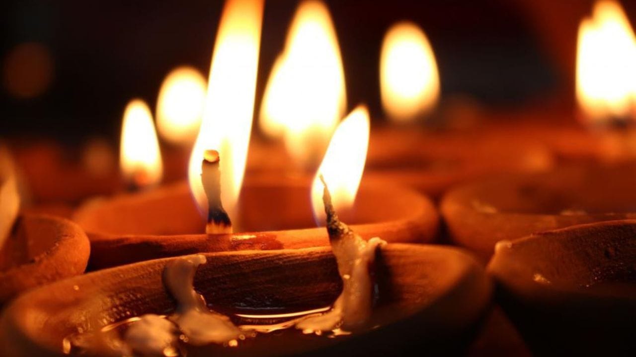 ময়দার তৈরি প্রদীপ জ্বালান: জ্যোতিষশাস্ত্র অনুসারে, আপনি যদি  ঋণ থেকে মুক্তি পেতে টান, তাহলে তার জন্য ময়দার তৈরি একটি প্রদীপে কিছু জুঁই তেল দিয়ে বট পাতার উপর রেখে তা পোড়ানো উচিত। ৫টি বট পাতায় ৫টি বাতি রাখুন। সেগুলো নিয়ে হনুমান মন্দিরে রাখতে পারেন। এই প্রতিকার করলে জীবনে সকল প্রকার ঋণ থেকে মুক্তি পাওয়া যায়। সেই সঙ্গে শনির বাধাও দূর হবে।