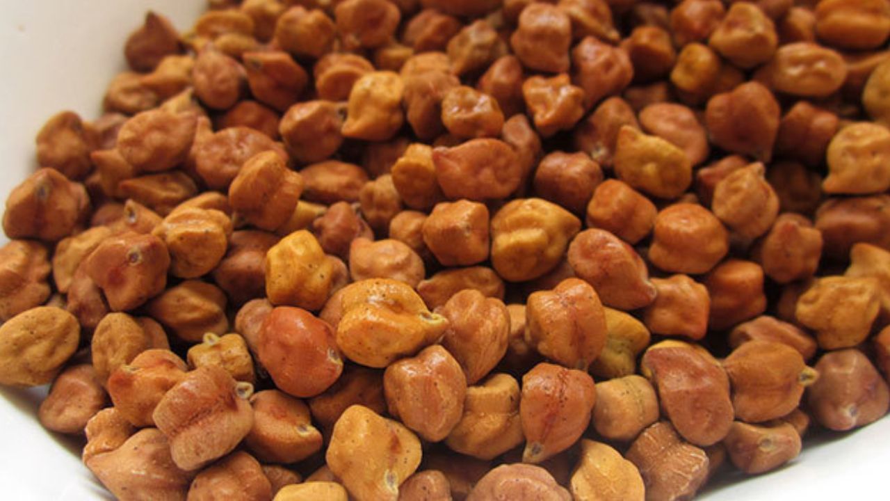 ছোলা নিবেদন করুন: জ্যোতিষশাস্ত্র অনুসারে, হনুমান জয়ন্তীতে যদি হনুমা জিকে ছোলা নিবেদন করা হয়, তাহলে মানুষের জীবনে যে সংকট দেখা দেয় তা দূর হয়। কারও কারও জীবনের সংকটের অবসান ও শান্তি পেতে মঙ্গলবার, শনিবার  ও হনুমান জয়ন্তীতে হনুমানজিকে ছোলা নিবেদন করা উচিত। অন্যদিকে, যে ব্যক্তি হনুমান জিকে ছোলা নিবেদন করেন, তাকে কখনওই অশুভ আত্মা, শনি ও গ্রহের বাধা, রোগ, দুঃখ, আইনি ঝামেলা, ঋণে বোঝা পড়া, মানসিক চাপ ইত্যাদি দ্বারা আক্রান্ত হওয়ার চিন্তা করতে হবে না।