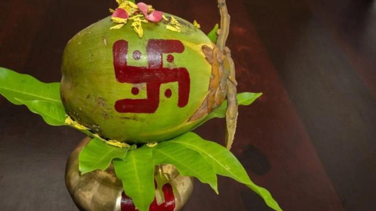 সিঁদুর দিয়ে নারকেলের উপর স্বস্তিকের প্রতীক তৈরি করুন। এর পরে মন্দিরে যান এবং হনুমানজিকে নারকেল নিবেদন করুন। অন্তত ৭ মঙ্গলবার এই প্রতিকার করুন।