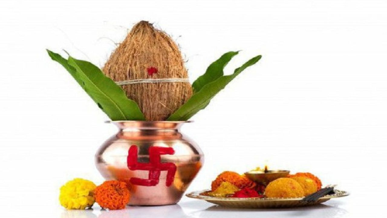  নারকেল সম্পদের দেবী লক্ষ্মীর প্রিয়। এর জন্য প্রতি শুক্রবার মন্দিরে যান ও সম্পদের দেবী লক্ষ্মীকে নারকেল নিবেদন করুন।