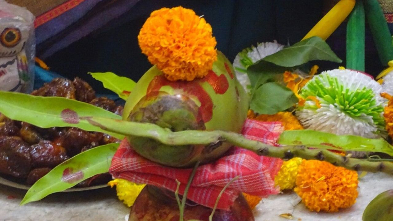 যদি আর্থিক সংকটের কারণে সমস্যায় পড়ে থাকেন ও তা থেকে মুক্তি পেতে চান, তাহলে শুক্রবার দেবী লক্ষ্মীকে একটি নারকেল, পদ্ম ফুল, দই, সাদা কাপড় ও সাদা মিষ্টি নিবেদন করুন।