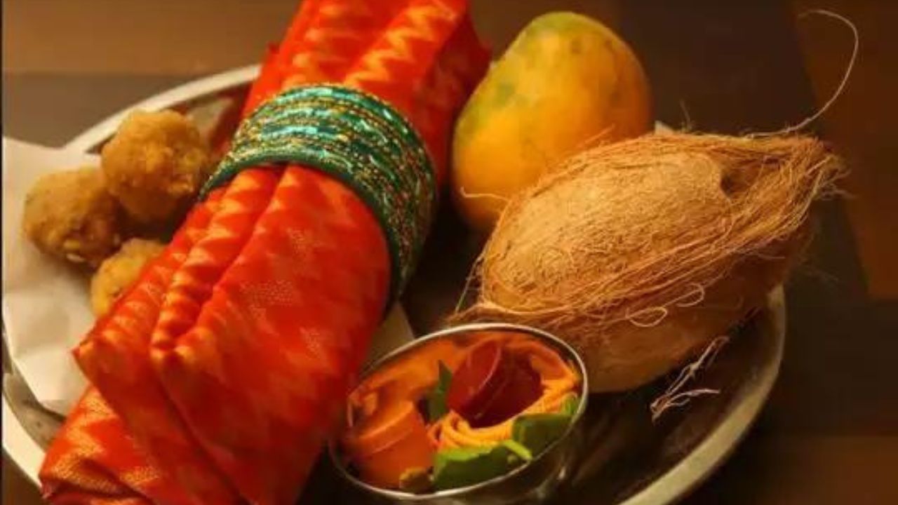 যদি কারওর কুদৃষ্টি উন্নতিতে পড়ে থাকে তবে একটি নারকেল নিন। তার উপর কাজল টিকা লাগান। এরপর, এটিকে বাড়ির চারপাশে ঘুরিয়ে জলের স্রোতে প্রবাহিত করতে দিন। এই প্রতিকার করলে অশুভ শক্তি দূর হয়। সেই সঙ্গে দৃষ্টিশক্তির ত্রুটিও দূর হয়।