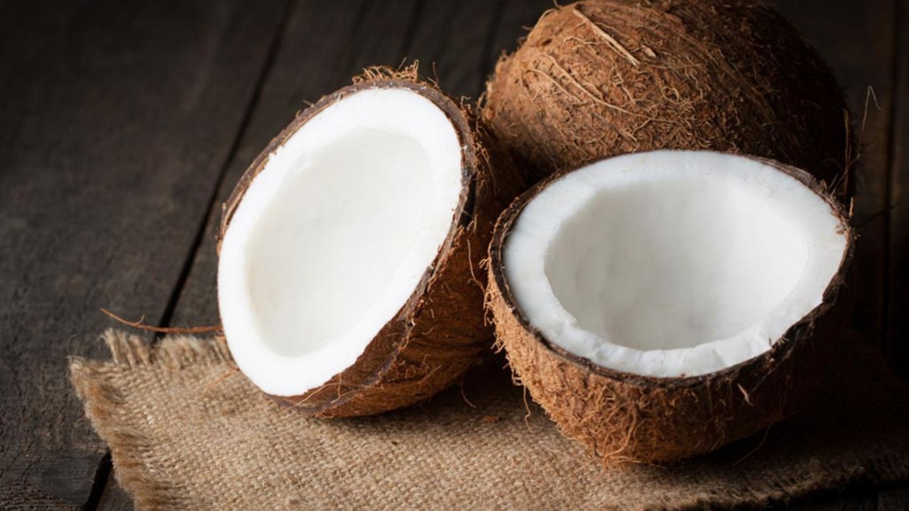 আপনি যদি আর্থিক সীমাবদ্ধতার কারণে সমস্যায় পড়ে থাকেন তবে মঙ্গলবার একটি নারকেল খান। এবার নারকেলের উপর জুঁই তেল মাখুন। 