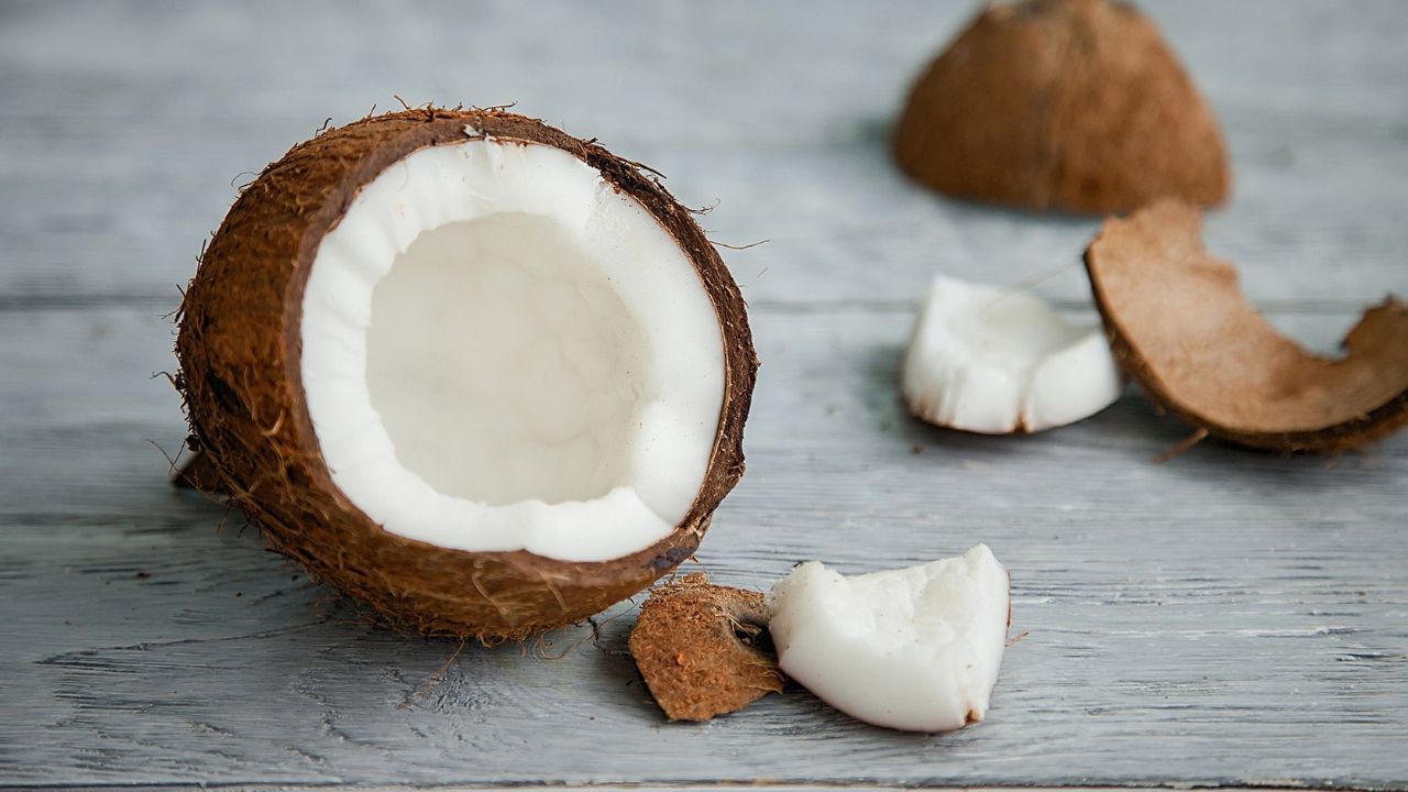 সনাতন ধর্মে নারকেলকে শুভ বলে মনে করা হয়। প্রতিটি শুভ কাজের সময় নারকেল ভাঙা হয়। এর পাশাপাশি কলস পুজোয় নারকেল ব্যবহার করা হয়।