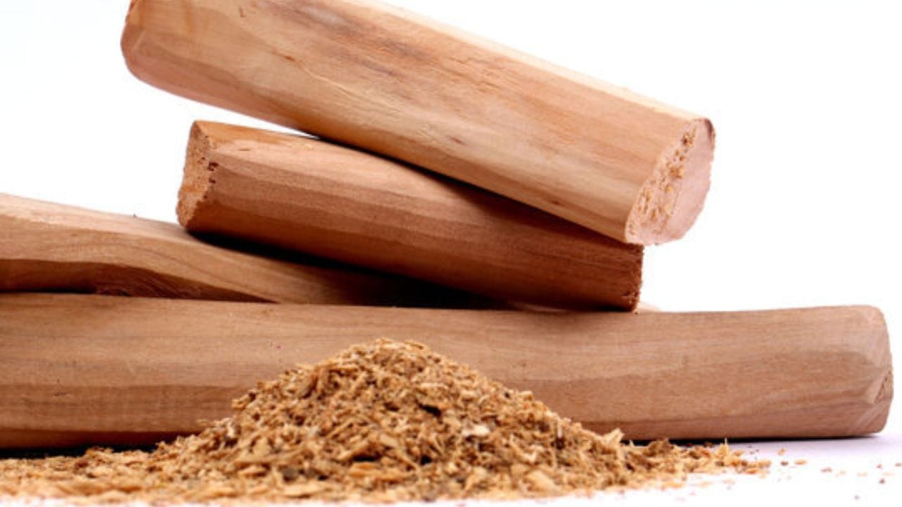 জ্যোতিষশাস্ত্র অনুসারে, কপালে চন্দন লাগালে জীবনে সুখ আসে এবং ক্ষতিকারক প্রভাব দূর হয়। কুণ্ডলীতে বৃহস্পতি গ্রহের অবস্থানকে শক্তিশালী করার জন্যও চন্দন কাঠের প্রতিকার অত্যন্ত উপকারী বলে মনে করা হয়। 