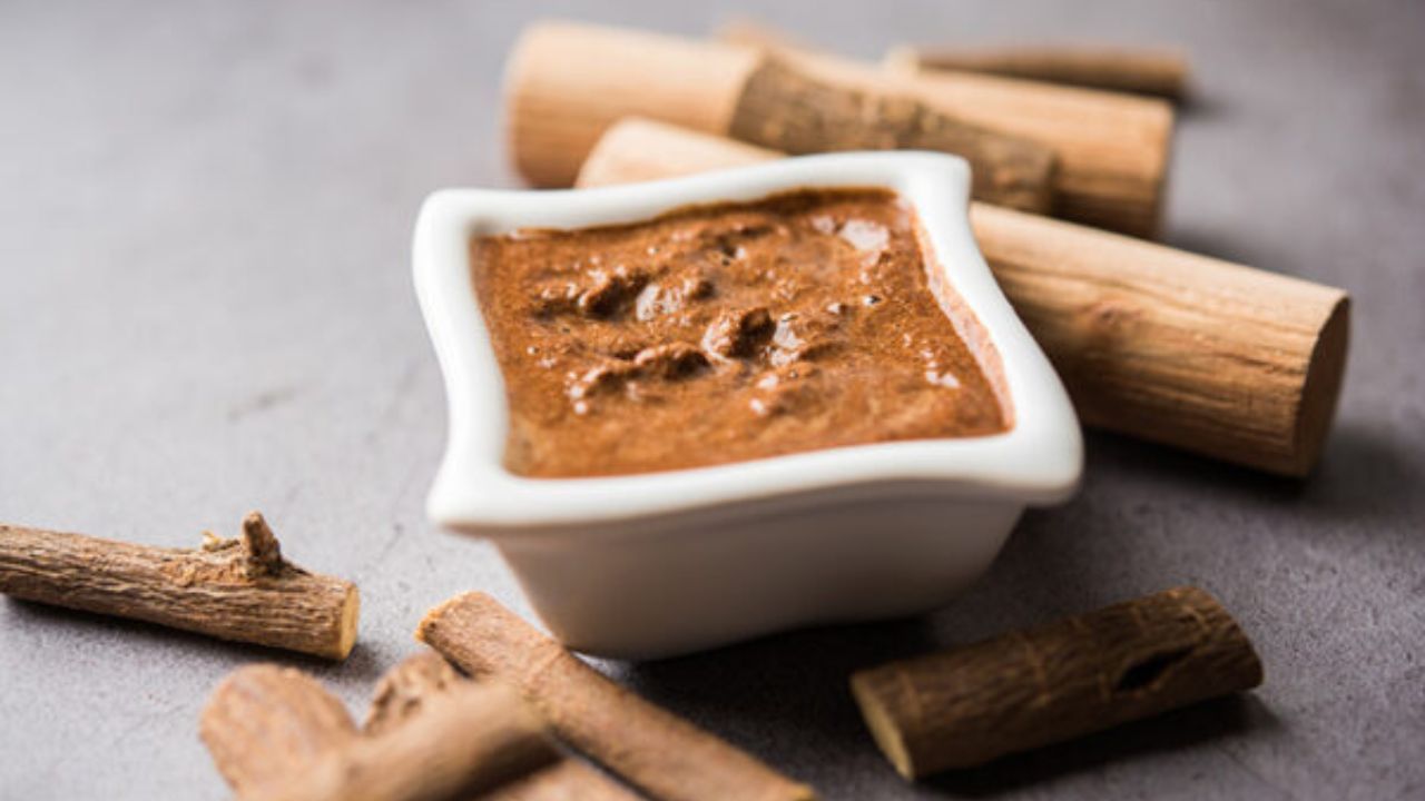 একটি লাল কাপড়ে চন্দন বেঁধে দেবী লক্ষ্মীকে নিবেদন করুন। এরপর লক্ষ্মী ও চন্দন দেবী পুজো করুন। এরপর কনকধারা স্তোত্র পাঠ করুন। পুজোর পর বাড়িতে টাকার জায়গায় চন্দন রেখে দিন। এর জেরে অর্থনৈতিক অবস্থা মজবুত হয় ও অর্থ-শস্যের কোনও অভাব হয় না।