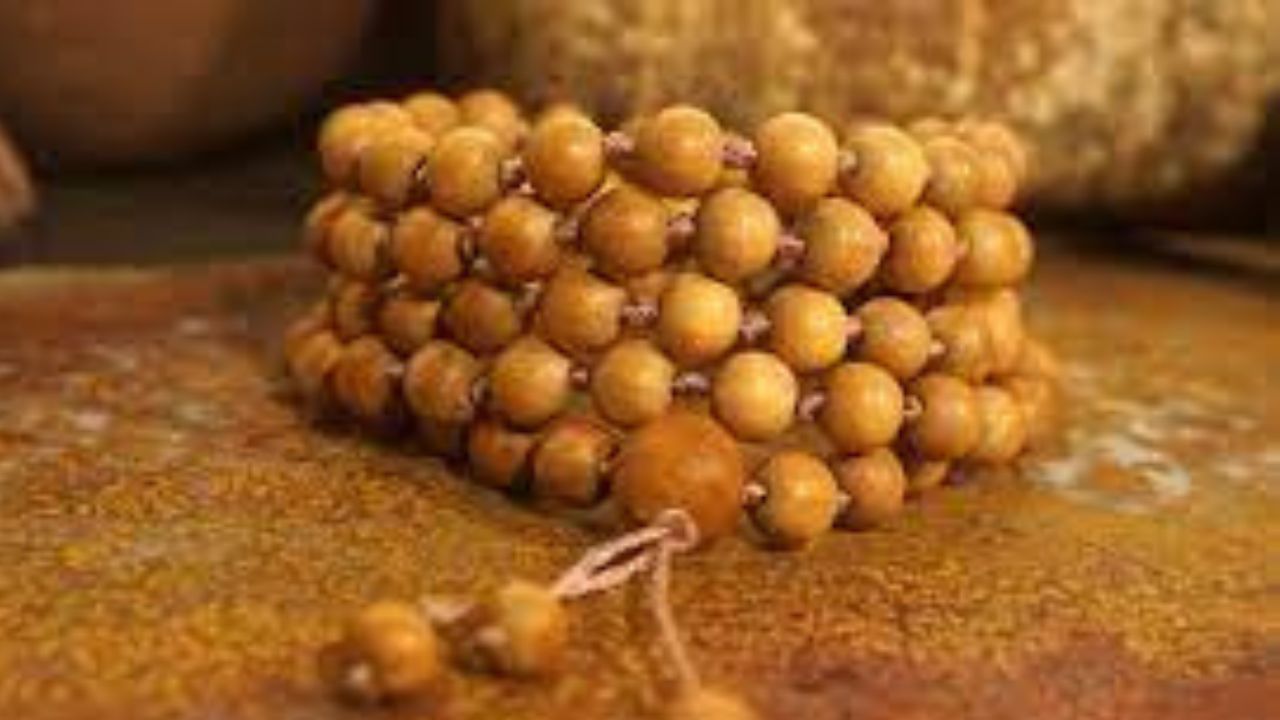 দাম্পত্য জীবনে সুখ ফিরিয়ে আনতে চন্দনের এই প্রতিকার খুবই কার্যকরী প্রমাণিত হবে। এ জন্য কোনও শুভ সময়ে গঙ্গাজল দিয়ে চন্দনের মূল শুদ্ধ করুন। এরপরে, একটি ছোট টুকরো দিয়ে কোমরে বেঁধে দিন। এর জেরে স্বামী-স্ত্রীর মধ্যে সর্বদা ভালোবাসা বজায় থাকবে। উভয়ের জীবনে সর্বদা সুখ-শান্তি থাকবে।