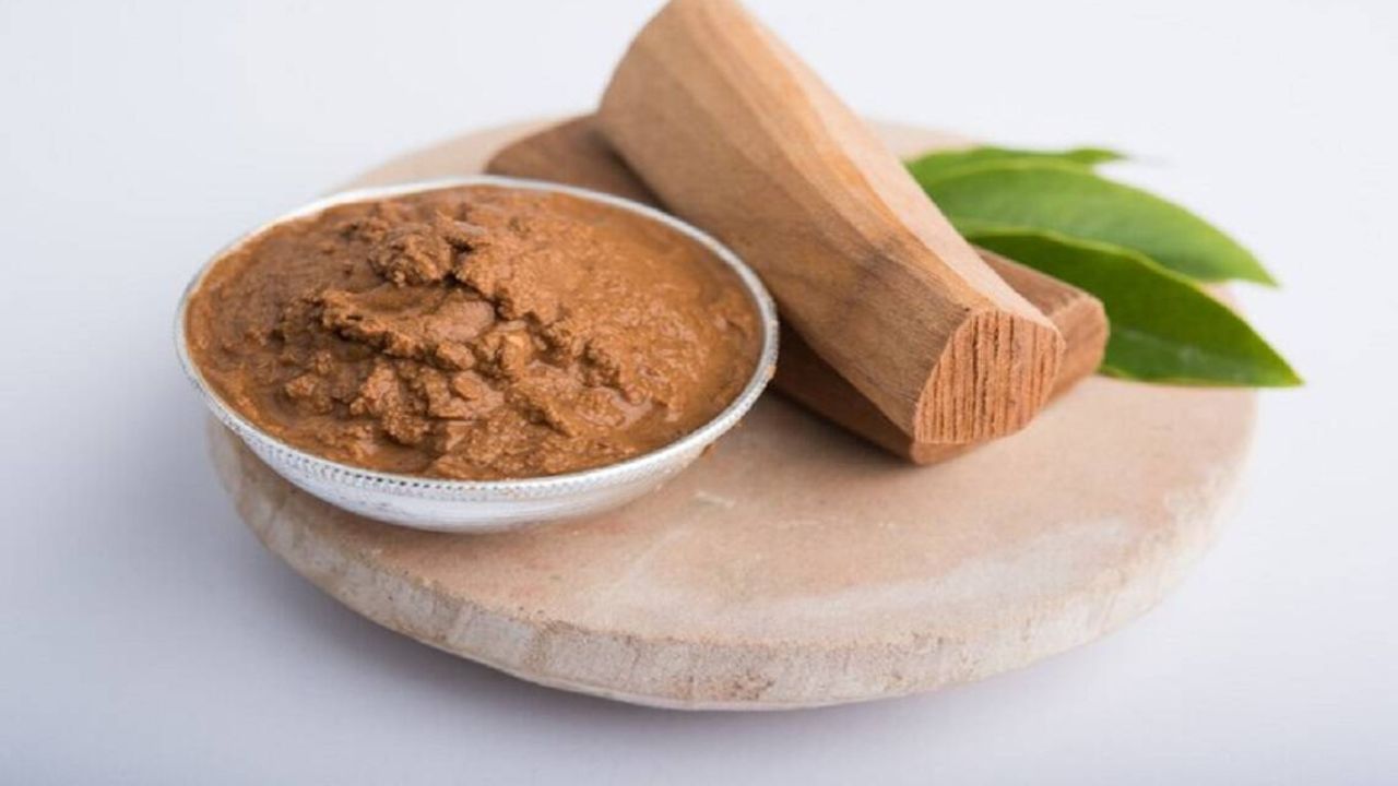 চন্দন কাঠের বেশ কিছু প্রতিকার মেনে চললে ধন-সম্পদের পাশাপাশি জীবনে সুখ, শান্তি ও সমৃদ্ধি আসে। বাড়িতে যদি চন্দন কাঠ থাকে, তাহলে সেই অলৌকিক প্রতিকারগুলি কী কী, তা জেনে নিন...