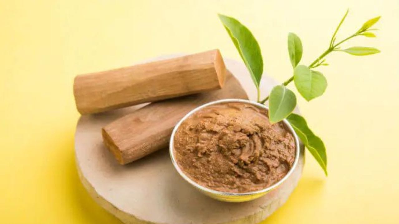 বৃহস্পতি গ্রহ আগামী ২২ এপ্রিল মেষ রাশিতে গমন করতে চলেছে। বৃহস্পতি গ্রহ সুখ, গৌরব, সম্পদ, ঐশ্বর্যের প্রতীক। রাশিতে গুরুর অবস্থান শক্তিশালী হলে কখনওই কোনও কিছুর অভাব হয় না। তাই বৃহস্পতিবার কপালে সাদা বা হলুদ চন্দনের তিলক লাগান। এমনটা করলে মানসিক শান্তি পাওয়া যায়। এই রাশিতে বৃহস্পতির অবস্থান শক্তিশালী হয়। সেই সঙ্গে ধন-সম্পদ ও গৌরব বৃদ্ধি পায়।