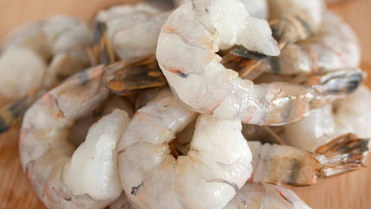 Chingri: চিংড়ির খোসা ছাড়াতে ঝক্কি পোহাতে হয়? এই উপায় জানলে কাজ সহজ হবে মাত্র ৫ মিনিটে