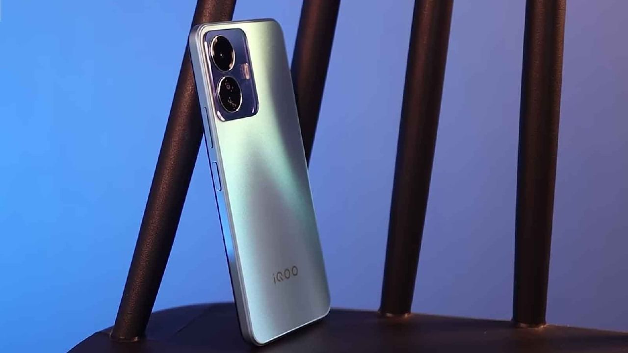 iQOO Z6 Lite 5G:  আপনি এই ফোনটি 13,999 টাকায় Amazon থেকে iQOO Z6 Lite 5G স্মার্টফোনের 4GB RAM এবং 64GB ইন্টারনাল স্টোরেজ ভ্যারিয়েন্ট কিনতে পারবেন। মোবাইল ফোনে, আপনি 5000 mAh ব্যাটারি, 50 মেগাপিক্সেল ক্যামেরা, 6.58 ইঞ্চি স্ক্রিন এবং স্ন্যাপড্রাগন 4th জেনারেশন 1 চিপসেটের সাপোর্ট রয়েছে। 