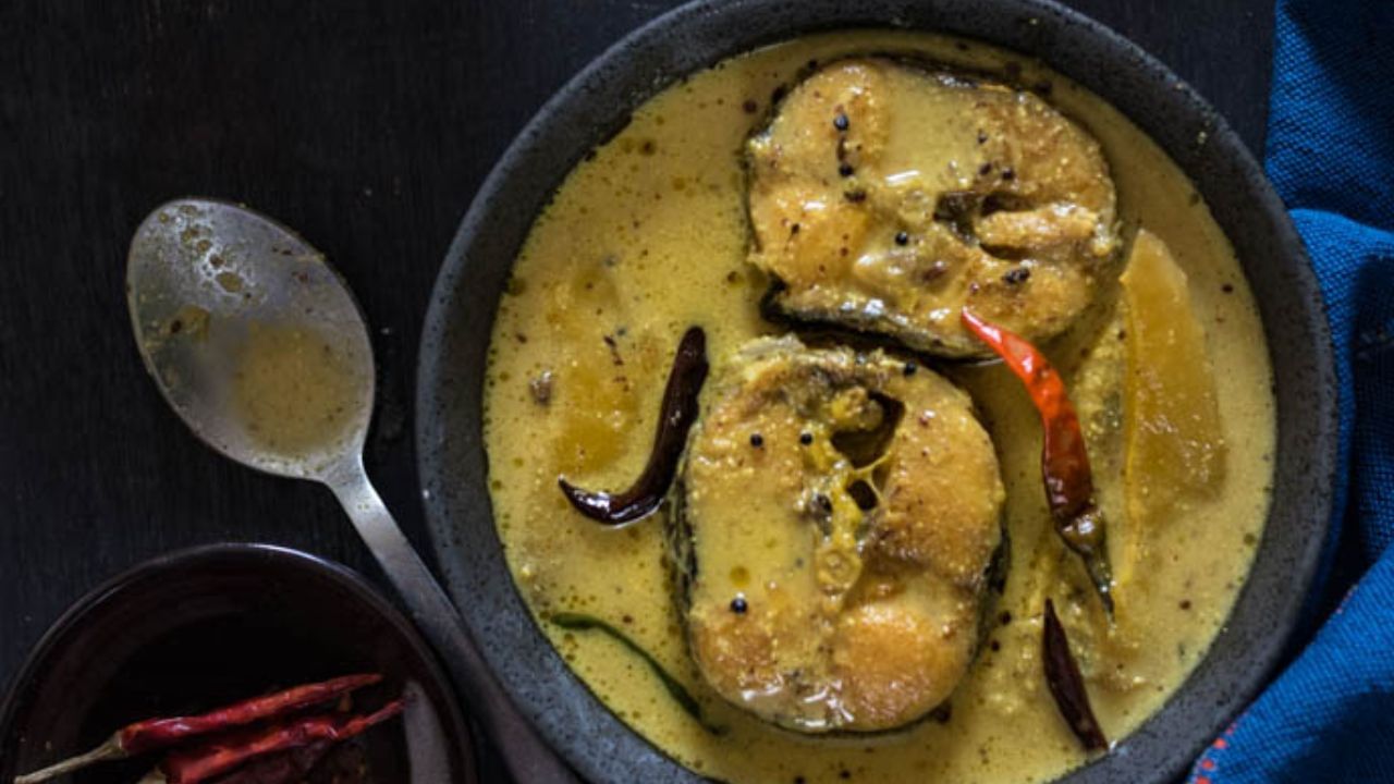 প্রথমেই বাজার থেকে শোল মাছ এনে ভাল করে ধুয়ে নিন। এবার নুন, হলুদ গুঁড়ো ও সর্ষের তেল মাখিয়ে ৩০-৪০ মিনিট ম্যারিনেট করে রেখে দিন।