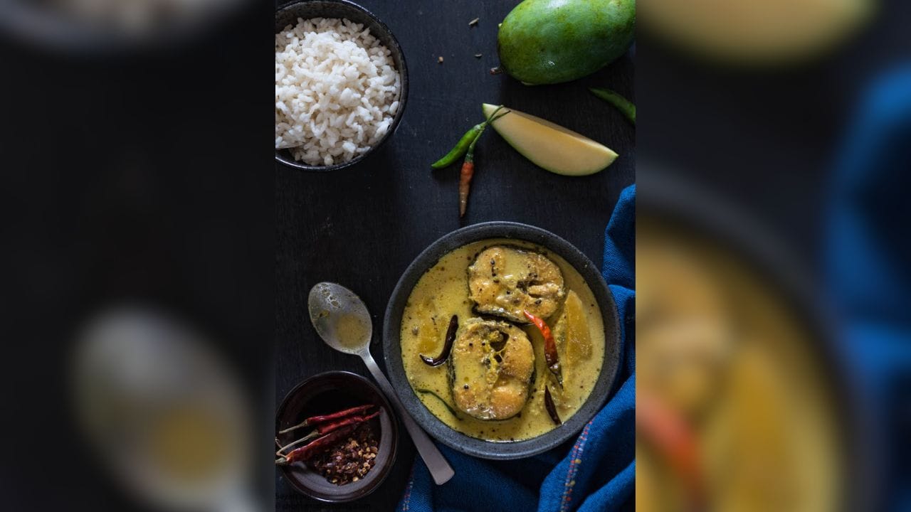 বার উপর থেকে চেরা কাঁচা লঙ্কা ও সামান্য জল দিয়ে কিছুক্ষণ ঢেকে রাখুন। ঝোল ফুটে গেলে গরম ভাতের সঙ্গে পরিবেশন করুন।