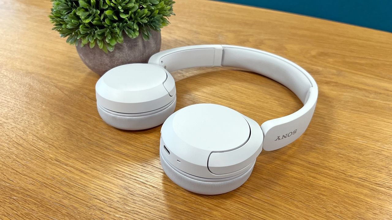 আপনি Headphones Connect অ্যাপের সঙ্গে একটি ইকুয়ালাইজারও পাবেন। এতে EQ কাস্টমাইজ করতে পারেন। অন-ইয়ার হেডফোনগুলিতে প্যাডিং, নরম ইয়ারপ্যাড এবং একটি হালকা ডিজ়াইন সহ বাজারে আনা হয়েছে এই ওয়্যারলেস হেডফোন। এটিতে 360 রিয়েলিটি অডিয়ো রয়েছে।