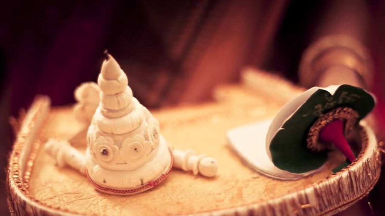 বিবাহে বাধা-বিপত্তি থাকলে অক্ষয় তৃতীয়ার দিন হাতে একটি নারকেল নিয়ে আপনার নাম গোত্র বলে পিপল গাছে সাতবার পরিক্রমা করুন। তারপর পিপলে নারকেল নিবেদন করুন। বিশ্বাস করা হয় যে এটি বিবাহ সংক্রান্ত সমস্ত বাধা ধ্বংস করে।