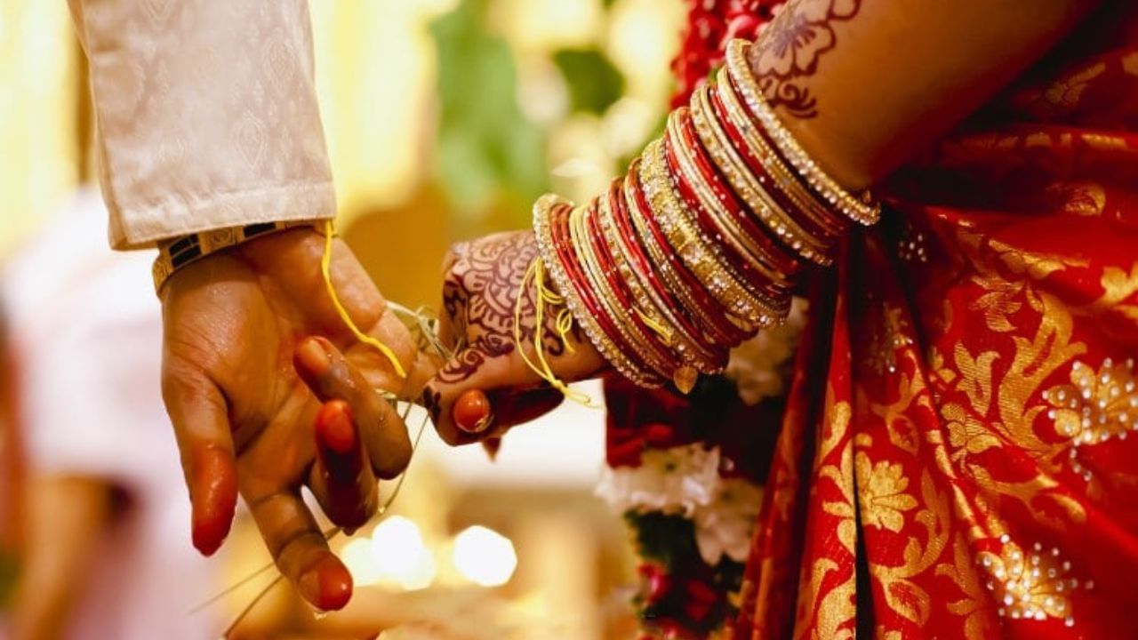 বৃহস্পতি অস্ত গেলে বিবাহ সংক্রান্ত সমস্যাও আরও বেড়ে যায়। এই অবস্থায় অক্ষয় তৃতীয়ায় কলা গাছে জল দিন ও ওম গ্রিন গ্রিন গ্রান সহ গুরুভে নমঃ মন্ত্র ১০৮ বার জপ করুন।