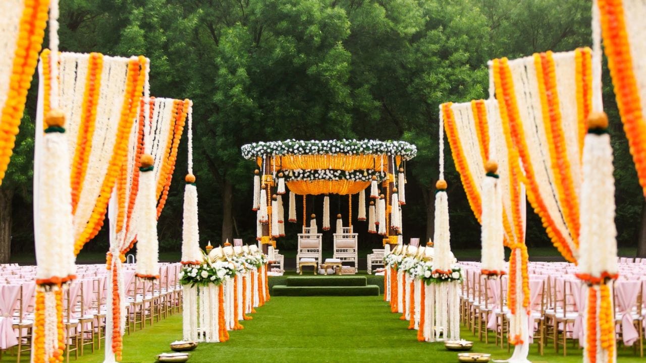 অক্ষয় তৃতীয়ার দিন, জল এবং রসালো ফল ভর্তি একটি মাটির পাত্র অভাবীকে দান করুন। কথিত আছে, এতে স্বামী-স্ত্রীর মধ্যে প্রেম বাড়ে, দাম্পত্য জীবন সুখের হয়।