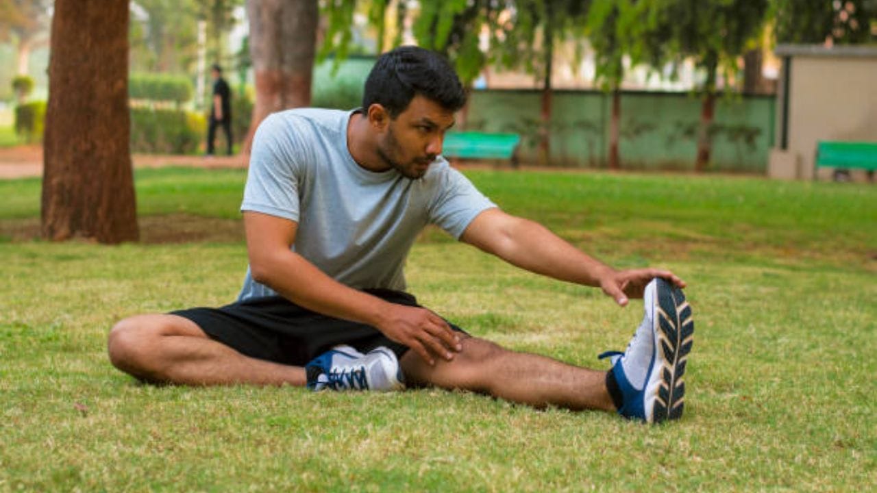 আপনিও যদি কম শুক্রাণুর সংখ্যা ও শুক্রাণুর খারাপ গুণগত মানের কারণে চিন্তায় থাকেন, আজ থেকে শরীরচর্চা করা শুরু করুন। অতিরিক্ত ওজন পুরুষদের মধ্যে শুক্রাণুর সংখ্যা কমিয়ে দিচ্ছে। ২০১৭ সালের এক গবেষণা বলছে, প্রতিদিন ৫০ মিনিট করে অ্যারোবিক যোগব্যায়াম করলে বাড়বে শুক্রাণুর সংখ্যা। 