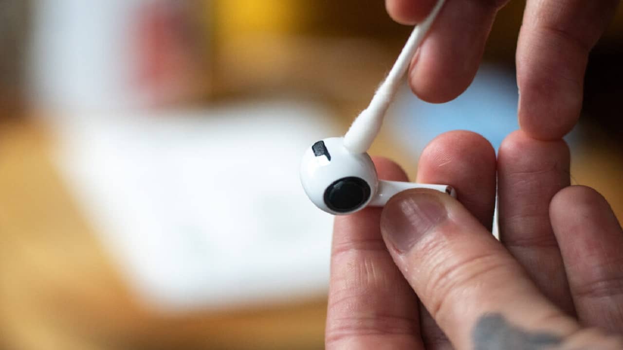 Earbuds Cleaning Tips: দিনভর ব্যবহার করলেও পরিষ্কার করছেন না ইয়ারবাডস, বড় ক্ষতি থেকে বাঁচুন এসব উপায়ে