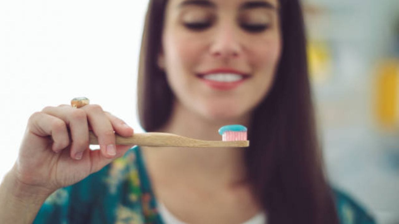 দিনে দু'বার যেন-তেন প্রকারে দাঁত মাজলে চলবে না। অন্তত ২ মিনিট ধৈর্য ধরে দাঁত মাজতে হবে আপনাকে। অনেকেই তাড়াহুড়ো করে দাঁত মেজে মুখ ধুয়ে নেন। এমনটা করলে কোনও কাজের কাজ হবে না। 