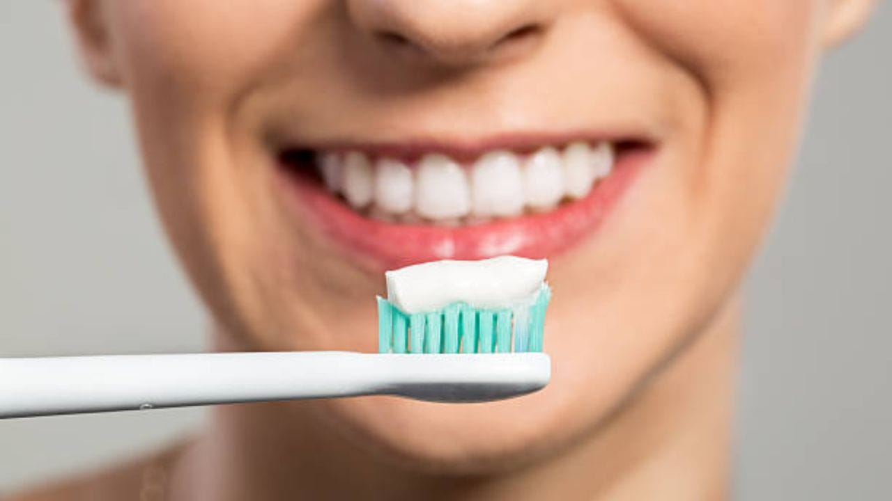 অনেকেই ঘুম থেকে চা বা কফি খান। তারপর যান দাঁত মাজতে। আবার অনেকেই ঘুম থেকে প্রথমে দাঁত মাজেন। তারপর কোনও খাবার মুখে তোলেন। যদি দাঁতের স্বাস্থ্য ভাল রাখতে চান, তাহলে ঘুম থেকে উঠেই দাঁত মাজা উচিত। তারপর ব্রেকফাস্ট সারুন।