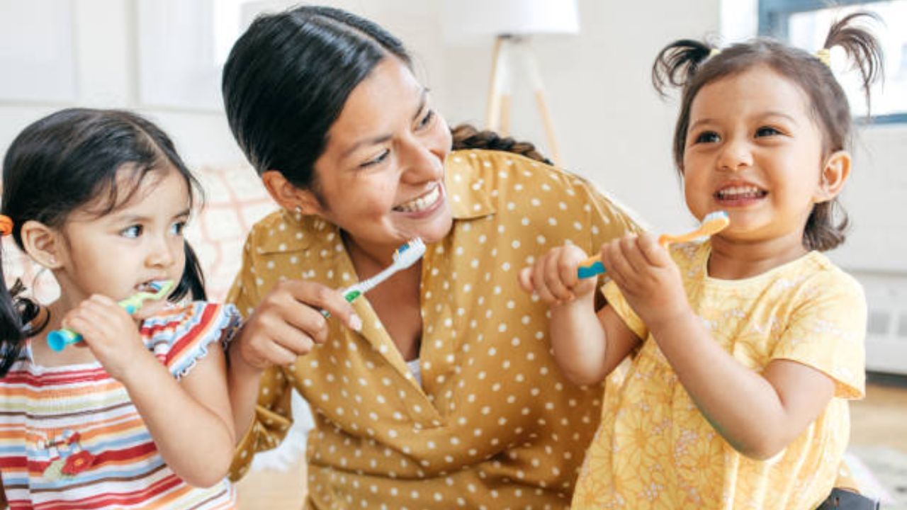 দাঁতের স্বাস্থ্য ভাল রাখতে গেলে দিনে দু'বেলা দাঁত মাজতেই হবে। ছোট থেকেই যদি এমন অভ্যাস গড়ে ওঠে, তাহলে সহজেই দাঁতের ক্ষয় রোধ করা যায়। বেশিরভাগ মানুষ ঘুম থেকেই দাঁত মাজেন। আবার অনেকে বেড টি সেরে দাঁত মাজেন। কিন্তু কখন দাঁত মাজা দরকার, সেটা জানেন?