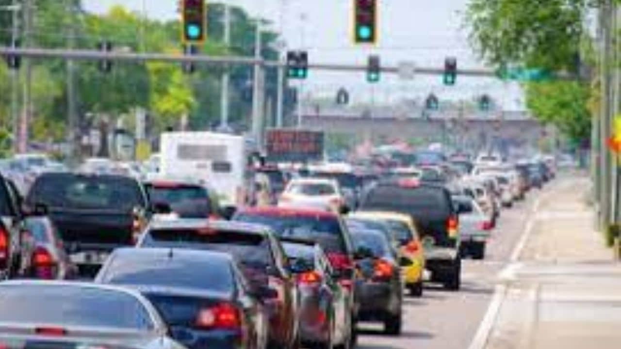 Traffic Rules: সিগন্যাল ভেঙে বা বেশি স্পিডে গাড়ি চালিয়ে কি কেস খেলেন? অনলাইনে এই পদ্ধতিতে দেখে নিন