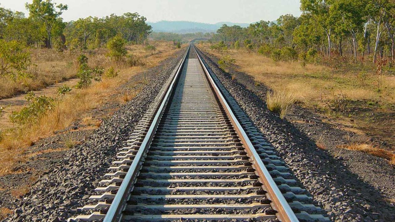 Death at Rail Line: ভিনরাজ্যে স্বামী, ডাক্তার দেখানোর নাম করে বেরিয়ে 'নিখোঁজ' গৃহবধূ, তারপর...