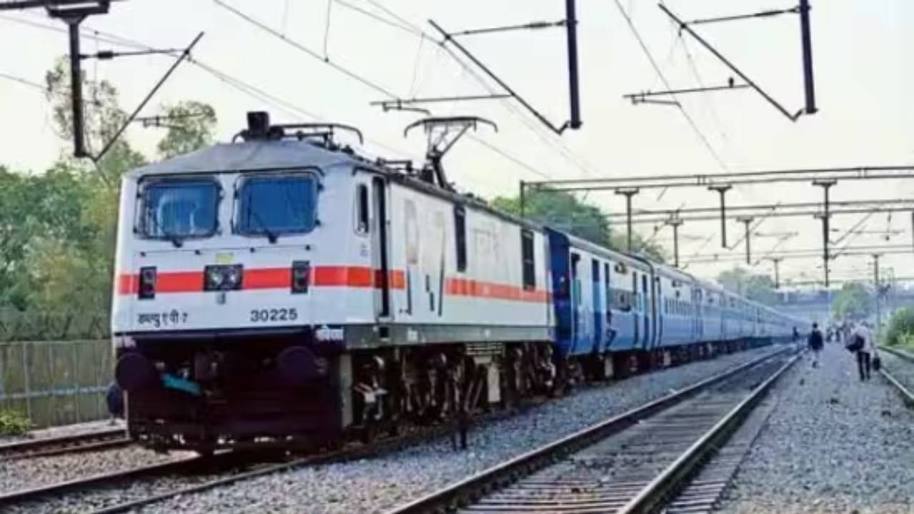 Tatkal Ticket: বাড়িতে বসে IRCTC -র ওয়েবসাইট থেকে তৎকাল টিকিট কাটুন এবার, ধাপে ধাপে পদ্ধতি জেনে নিন
