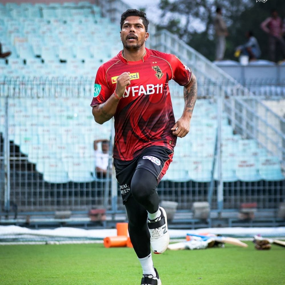 উমেশ যাদব - নাইট শিবিরের সিনিয়র তারকা বোলার উমেশ যাদব আরসিবির ওপেনিং জুটিকে ভেঙে দিতে পারেন। তারকা পেসার উমেশ পঞ্জাবের বিরুদ্ধে ৪ ওভার বল করে ২৭ রান দিয়ে ১ উইকেট নিয়েছিলেন। ইডেনের পিচে উমেশ আরসিবির বিরুদ্ধে জ্বলে উঠতে পারেন। 