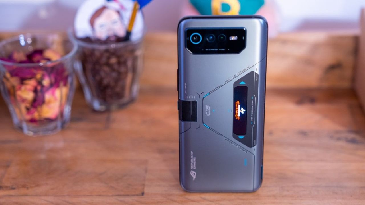 Asus ROG Phone 7:  কম্পিউটার হার্ডওয়্যার কোম্পানি আসুসও চলতি মাসে উপহার দিতে চলেছে নতুন ফোন। 13 এপ্রিল কোম্পানি Asus ROG Phone 7 লঞ্চ করতে চলেছে। ফোনটি Snapdragon 8 Gen 2 চিপসেটের সঙ্গে আনা যেতে পারে। এছাড়াও, এই ফোনটি 6,000mAh এর একটি বড় ব্যাটারি সহ আসতে পারে।