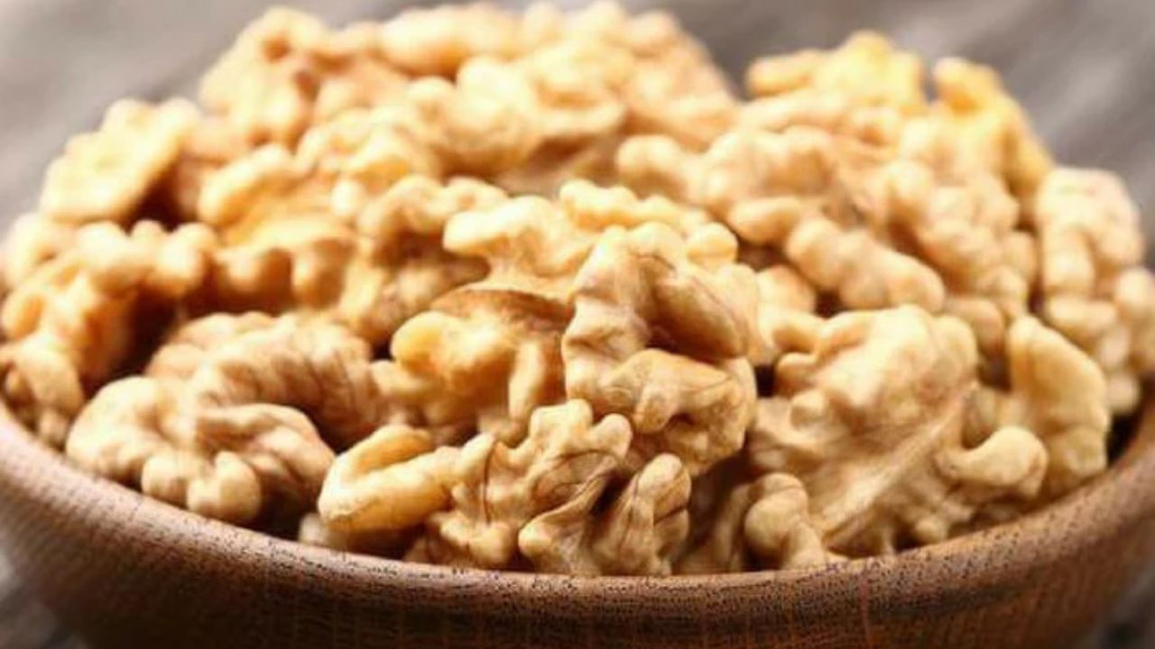 Benefits of Walnuts কোলেস্টেরল থেকে হার্ট সব নিয়ন্ত্রণে থাকবে এই
