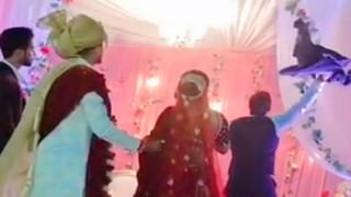 Viral Video: সিগারেট খেতে শাড়ি পরেই এঁদো গলিতে মহিলা, বরকে স্কুটারে অপেক্ষা করিয়েই দিলেন সুখটান!