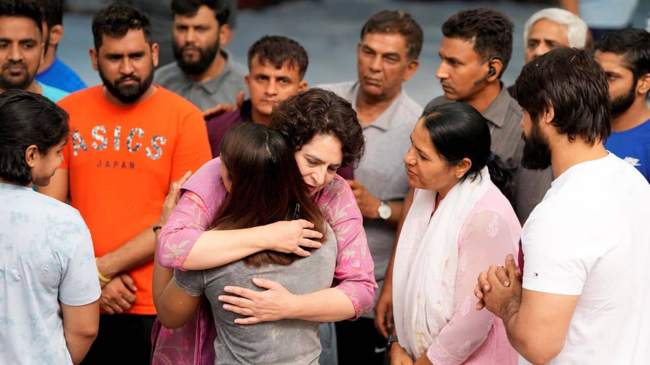 Wrestlers Protest: পকসো আইনেও FIR ব্রীজভূষণের বিরুদ্ধে, কুস্তিগীরদের পাশে দাঁড়িয়ে যন্তর মন্তরে হাজির প্রিয়ঙ্কা গান্ধী