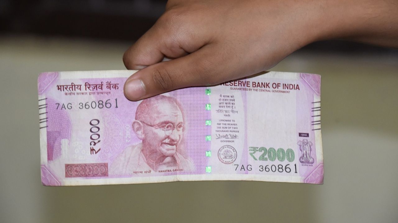 2000 Rupees Note: ২০০০ টাকার নোটের অফার, কেউ দিচ্ছে বাড়তি মাংস, বিকোচ্ছে পোশাকও