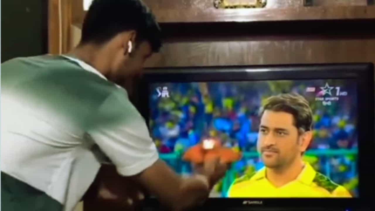 MS Dhoni : ট্রফি উঠুক 'থালা'র হাতে, ফাইনালের আগে ধোনির পুজোয় তাঁর ভক্ত MS Dhoni : ট্রফি উঠুক 'থালা'র হাতে, ফাইনালের আগে ধোনির পুজোয় তাঁর ভক্ত