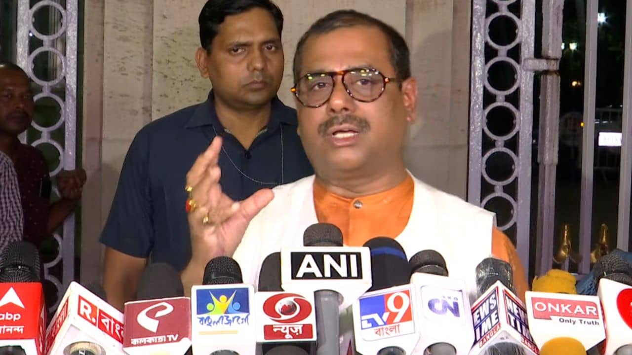 National SC Commission: প্রশাসনের টনক না নড়লে রাষ্ট্রপতির কাছে যাব, রাজভবন থেকে বেরিয়ে বললেন কমিশনের ভাইস চেয়ারম্যান অরুণ হালদার