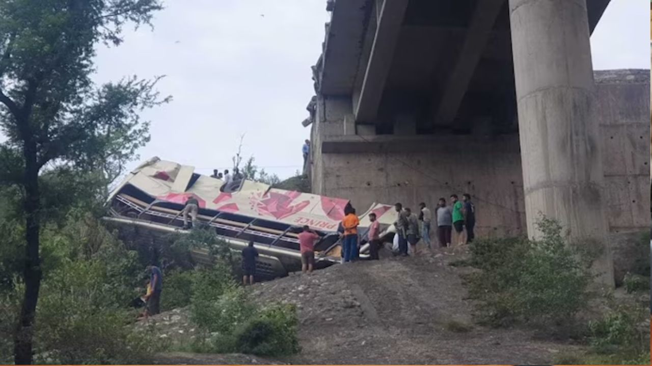 Bus Accident: বৈষ্ণোদেবী যাওয়ার পথে খাদে পড়ে গেল পর্যটকবোঝাই বাস, মৃত অন্তত ১০