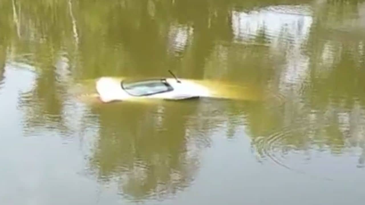 Arambag: গোঘাটে গন্ডগোল! কাল রাস্তায় ঘুরপাক খাচ্ছিল, আজ মাঝ-পুকুরে ভাসছে সেই সাদা গাড়ি