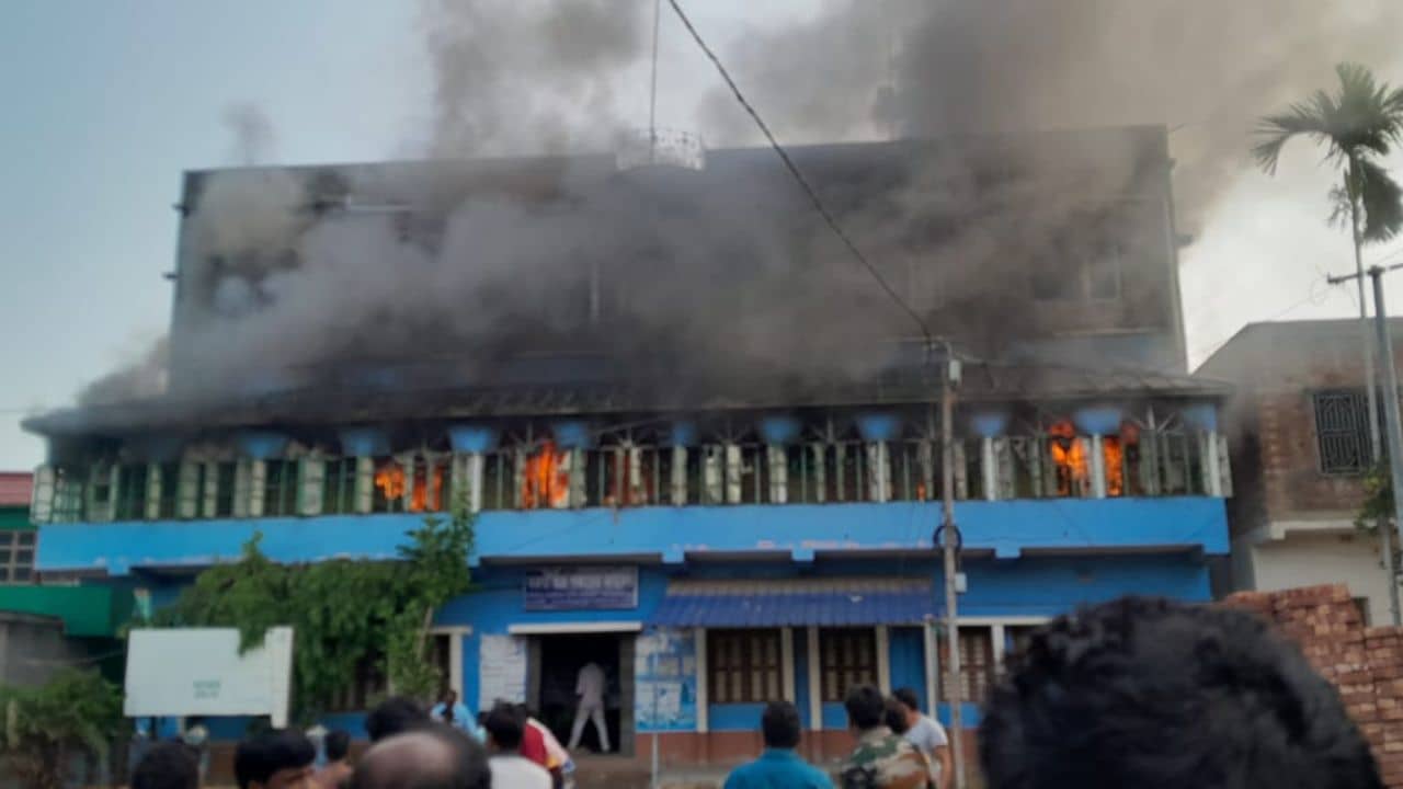 Khanakul TMC Fire: দাউ দাউ করে জ্বলছে তিন তলা পঞ্চায়েত ভবন, ভিতরে পুড়ছে গুরুত্বপূর্ণ নথি, বাইরে দাঁড়িয়ে তৃণমূল নেতারা